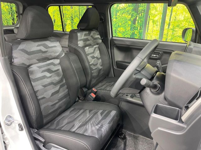 運転席シート廻りは使用感も少なく、良好な状態となっています。前オーナー様が丁寧に使っていたことがよくわかりますね。