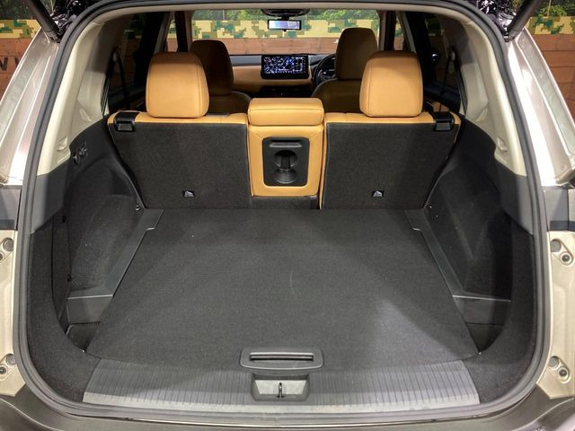 ���i�̂���������ʋ΁A���}���ɏ\���ȉ׎��X�y�[�X���m�ۂ��Ă���܂��B�Z�J���h�V�[�g��|���ƁA�傫�ȉו��̐ύڂ��\�ł���