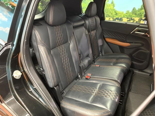 後部座席も気になるようなキズ・汚れやへたり等、大きなダメージはなく、良好な状態です。
