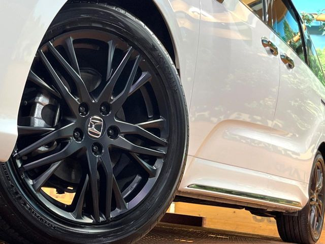 【純正18インチアルミホイール】外観にマッチした純正アルミホイールを装着しております。各種社外アルミホイールや、スタッドレスタイヤも取扱いしております。是非ご相談ください♪