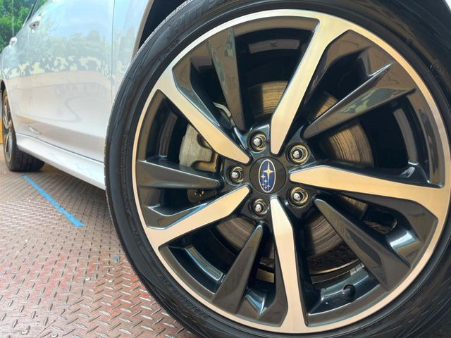 �y����18�C���`�A���~�z�C�[���z�O�ςɃ}�b�`���������A���~�z�C�[���𑕒����Ă���܂��B�e��ЊO�A���~�z�C�[����A�X�^�b�h���X�^�C�����戵�����Ă���܂��B���񂲑��k����������