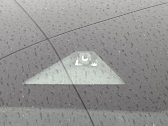 【インテリジェントエマージェンシーブレーキ】フロントカメラで前方の車両や歩行者を検知。衝突しそうな時は衝突被害軽減ブレーキが作動、衝突回避をサポート。より安全にドライブをお楽しみいただけます。