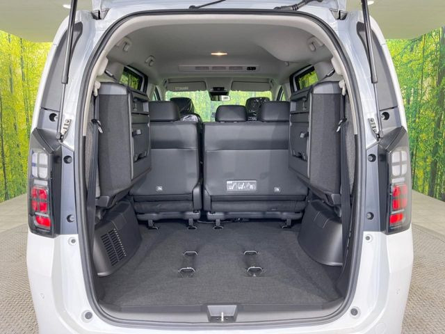 普段のお買い物や通勤、送迎等に十分な荷室スペースを確保しております。セカンドシートを倒すと、大きな荷物の積載も可能です♪