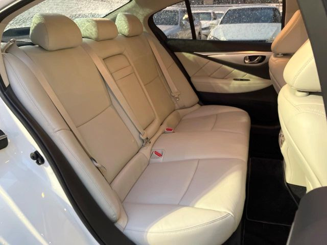 後部座席も気になるようなキズ・汚れやへたり等、大きなダメージはなく、良好な状態です。