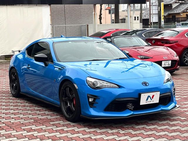 高透明度のガラス皮膜で撥水はもちろん、上質なツヤ・光沢を実現。紫外線や酸性雨から大切な愛車を保護し、色あせ・劣化を防止。「弾スプラッシュコート」、「弾プリミッサコート」からお選びいただけます。