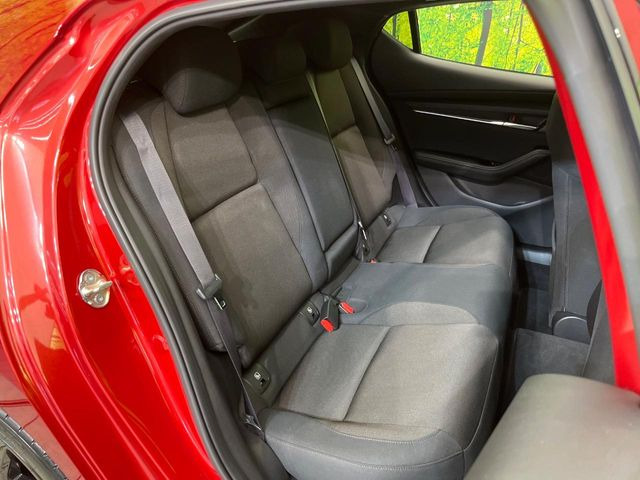 コンパクトカーですが、セカンドシートは十分な広さがあり快適にお乗りいただけます♪シートを倒して大きな荷物を積んだりと、用途の幅が広い1台です。