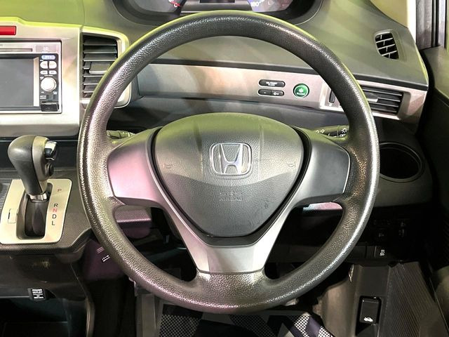 �C���e���A�ɍ��킹���f�U�C���̃X�e�A�����O�́A�^�]�������̂��Ƃ��l���A�^�]���₷���`��A�傫���ł��B�����x�A���ۂɐG���Ă��m���߂��������B