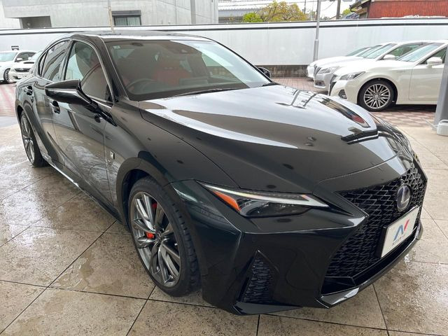 高透明度のガラス皮膜で撥水はもちろん、上質なツヤ・光沢を実現。紫外線や酸性雨から大切な愛車を保護し、色あせ・劣化を防止。「弾スプラッシュコート」、「弾プリミッサコート」からお選びいただけます。