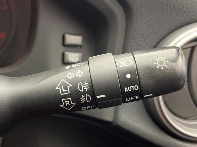 【オートライト】周りの明るさに応じて自動でヘッドライトの点灯・消灯ができる機能です!ライトの付け忘れ・消し忘れなどが無くなり、雨の日や夕方の走行も安心!トンネル通過時も便利ですね♪