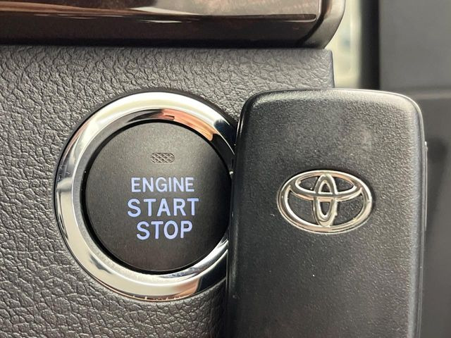 【スマートキー】カバンやポケットに入れたままでもドアの施錠・解錠が可能なスマートキーを装備。エンジンのオン・オフ時もカギを取り出す必要が無いからとっても便利です♪