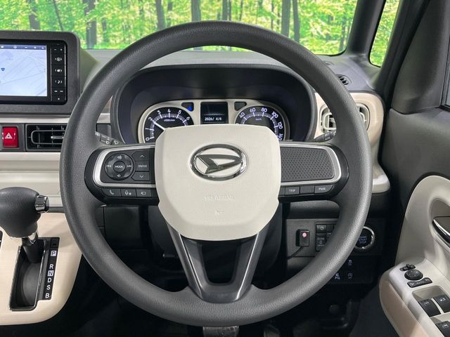 �C���e���A�ɍ��킹���f�U�C���̃X�e�A�����O�́A�^�]�������̂��Ƃ��l���A�^�]���₷���`��A�傫���ł��B�����x�A���ۂɐG���Ă��m���߂��������B