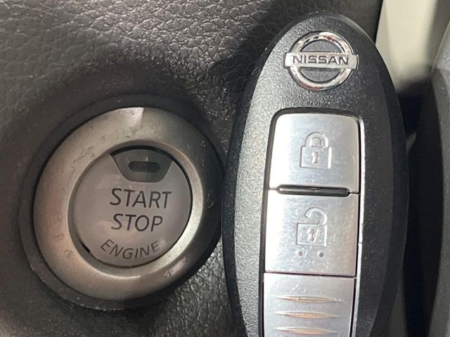 【インテリジェントキー】カバンやポケットに入れたままでもドアの施錠・解錠が可能なスマートキーを装備。エンジンのオン・オフ時もカギを取り出す必要が無いからとっても便利です♪