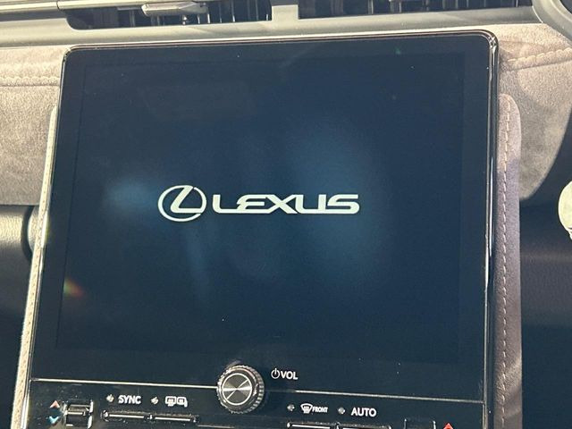 �y9.8�C���` �f�B�X�v���C�I�[�f�B�I�z���ʂ̃f�B�X�v���C��AppleCarPlay��AndroidAuto�����p�\�B�傫�ȉ�ʂŃX�}�z�i�r�A�v���������p���������܂���