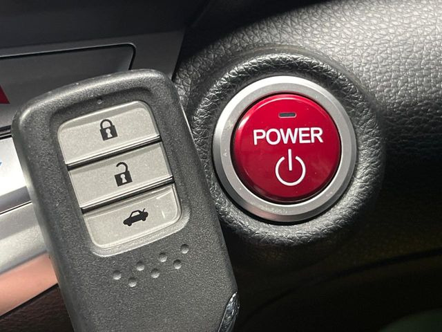 �yHonda�X�}�[�g�L�[�z�J�o����|�P�b�g�ɓ��ꂽ�܂܂ł��h�A�̎{���E�������\�ȃX�}�[�g�L�[�𑕔��B�G���W���̃I���E�I�t�����J�M�����o���K�v����������Ƃ��Ă��֗��ł���