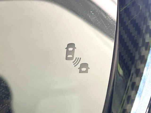 【後方車輛検知】走行中、ドアミラーの死角になりやすい箇所に後続車が接近するとサイドミラー付近に警告を表示、ドライバーに注意喚起をしてくれます。