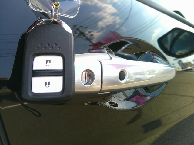 �X�}�[�g�L�[�ŁA�h�A���y�X�J��