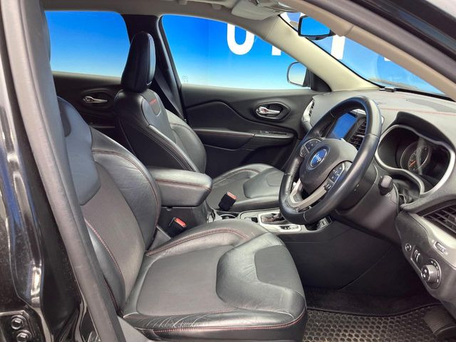 ●後部座席も気になるようなキズ・汚れやへたり等、大きなダメージはなく、良好な状態です。