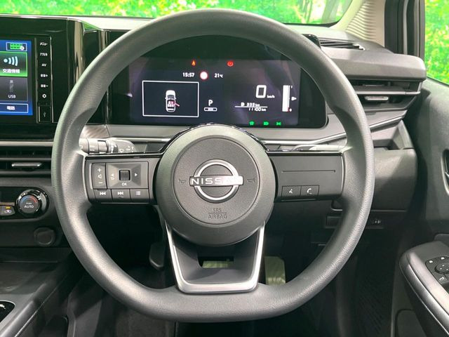 インテリアに合わせたデザインのステアリングは、運転される方のことも考え、運転しやすい形状、大きさです。是非一度、実際に触ってお確かめください。