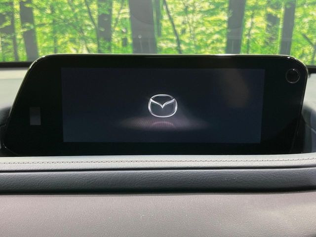 【マツダコネクトナビ】車内の雰囲気にマッチした一体型タイプのナビ。各種車輌設定やBluetooth再生等、様々な機能が楽しめます。直感的なダイヤル操作が可能で、使い勝手も良好です。