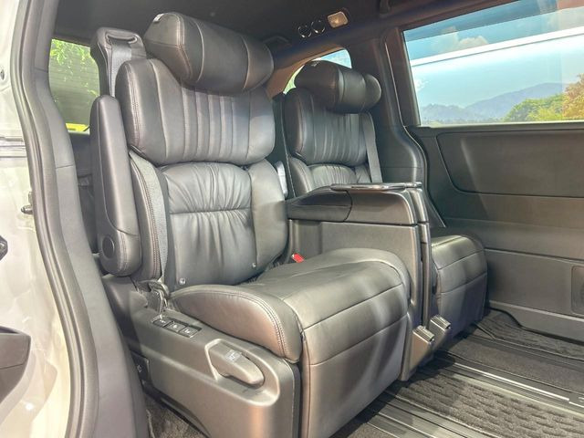 広々とした2列目シートは居住性が高く、居心地も快適!友達や家族とのお出かけにぴったりです。ベビーシートやチャイルドシート使用時も快適にお過ごしいただける十分な空間を確保しています。