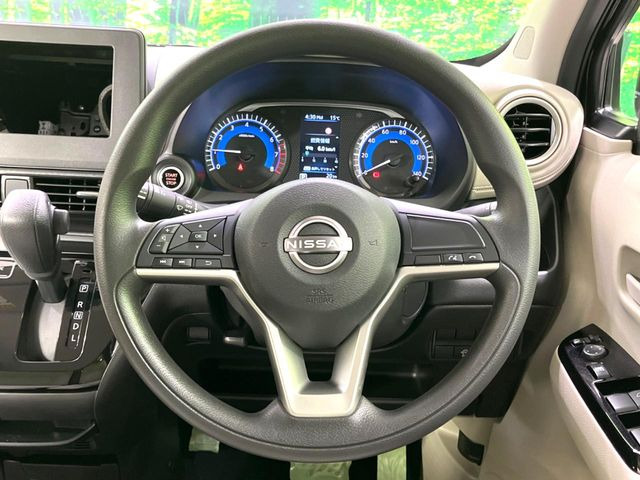 �C���e���A�ɍ��킹���f�U�C���̃X�e�A�����O�́A�^�]�������̂��Ƃ��l���A�^�]���₷���`��A�傫���ł��B�����x�A���ۂɐG���Ă��m���߂��������B