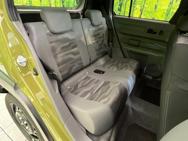 後部座席も気になるようなキズ・汚れやへたり等、大きなダメージはなく、良好な状態です。