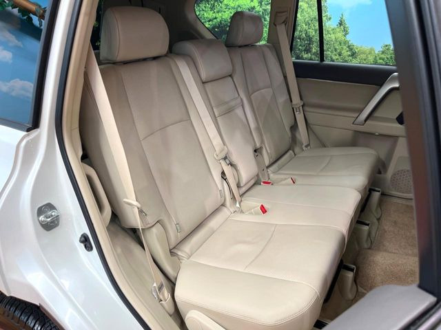 後部座席も気になるようなキズ・汚れやへたり等、大きなダメージはなく、良好な状態です。