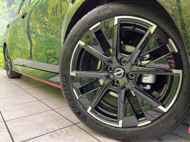 �y����17�C���`�A���~�z�C�[���z�O�ςɃ}�b�`���������A���~�z�C�[���𑕒����Ă���܂��B�e��ЊO�A���~�z�C�[����A�X�^�b�h���X�^�C�����戵�����Ă���܂��B���񂲑��k����������