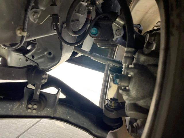 お車を安心してお乗りいただく為には、足回りの定期点検が欠かせません。サービスサポート(有償保証)では無料点検もご提供しており、安心のカーライフをお過ごしいただけるサポート体制が整っています。