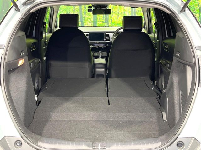 ���i�̂���������ʋ΁A���}���ɏ\���ȉ׎��X�y�[�X���m�ۂ��Ă���܂��B�Z�J���h�V�[�g��|���ƁA�傫�ȉו��̐ύڂ��\�ł���