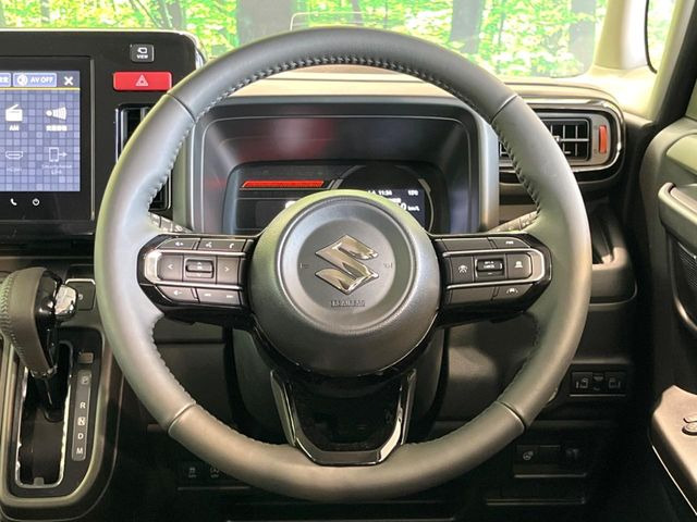 インテリアに合わせたデザインのステアリングは、運転される方のことも考え、運転しやすい形状、大きさです。是非一度、実際に触ってお確かめください。