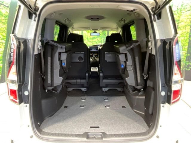 積み下ろしのしやすいデッキにはたっぷりと荷物を積み込んでいただけます。遊びから仕事まで、様々なシーンで頼れます♪