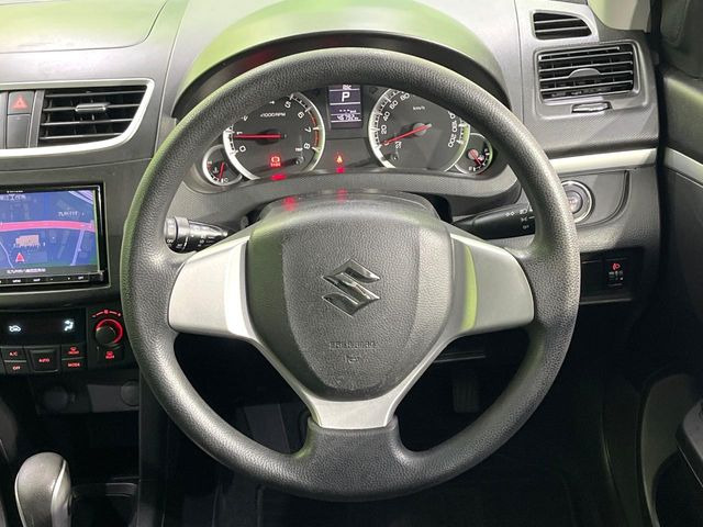 インテリアに合わせたデザインのステアリングは、運転される方のことも考え、運転しやすい形状、大きさです。是非一度、実際に触ってお確かめください。