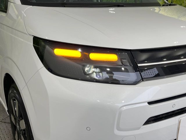 【LEDヘッドライト】悪天候や夜間走行時も良好な視界を確保し安心して運転できる高輝度LEDヘッドライトを装備!点灯速度が早く、消費電力も抑えられています。