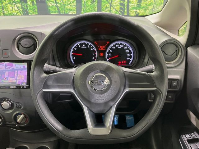 �C���e���A�ɍ��킹���f�U�C���̃X�e�A�����O�́A�^�]�������̂��Ƃ��l���A�^�]���₷���`��A�傫���ł��B�����x�A���ۂɐG���Ă��m���߂��������B
