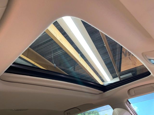 【サンルーフ】開放感たっぷりの希少装備、サンルーフが装着されています!車内に明かりを取り入れたり景色を楽しむ以外にも、車内の空気も簡単に換気できて快適です!