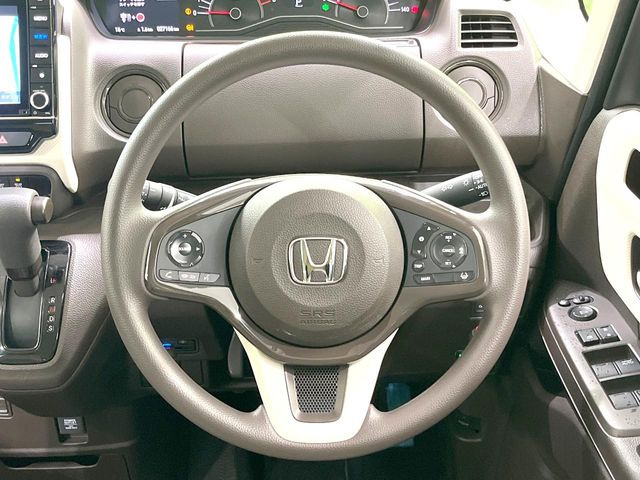 �C���e���A�ɍ��킹���f�U�C���̃X�e�A�����O�́A�^�]�������̂��Ƃ��l���A�^�]���₷���`��A�傫���ł��B�����x�A���ۂɐG���Ă��m���߂��������B