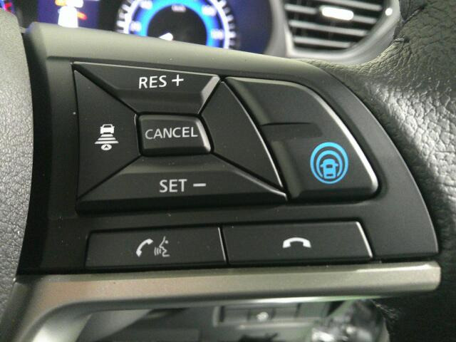 �N���[�Y�R���g���[���𑕔����Ă��܂��̂ŁA�������H�ȂǂŃA�N�Z���y�_���𓥂܂��Ɏԑ������ɕۂ��Ƃ��\�ł��B