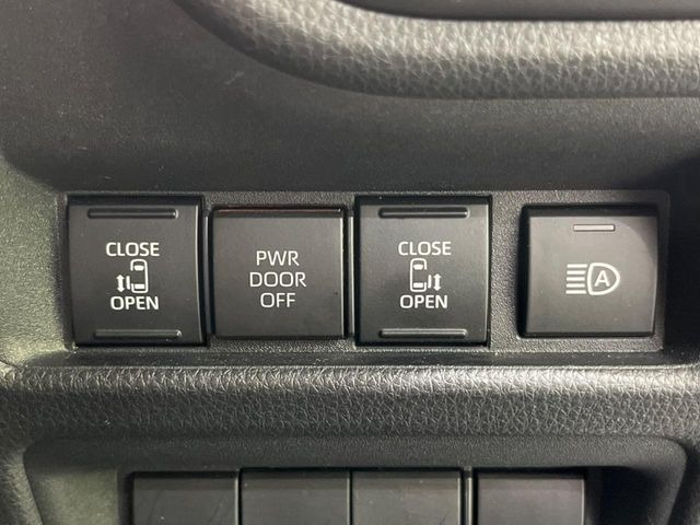 【両側パワースライドドア】スマートキーや運転席のスイッチで後席両側スライドドアの開閉が可能♪電動だから力を入れてドアを開ける必要が無く、小さなお子様でも簡単に開け閉めでき快適です♪