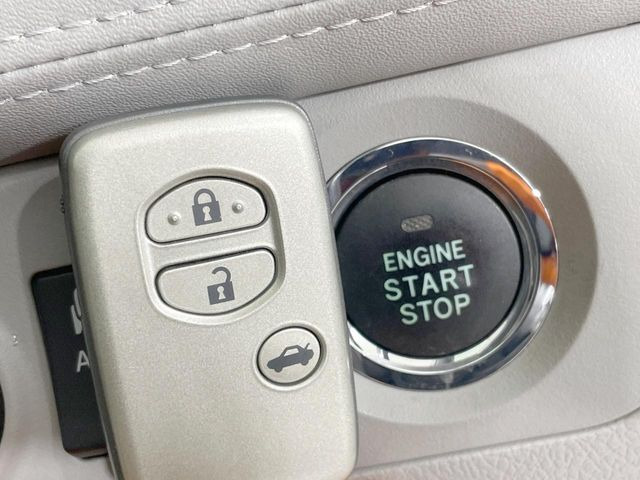【スマートキー】カバンやポケットに入れたままでもドアの施錠・解錠が可能なスマートキーを装備。エンジンのオン・オフ時もカギを取り出す必要が無いからとっても便利です♪