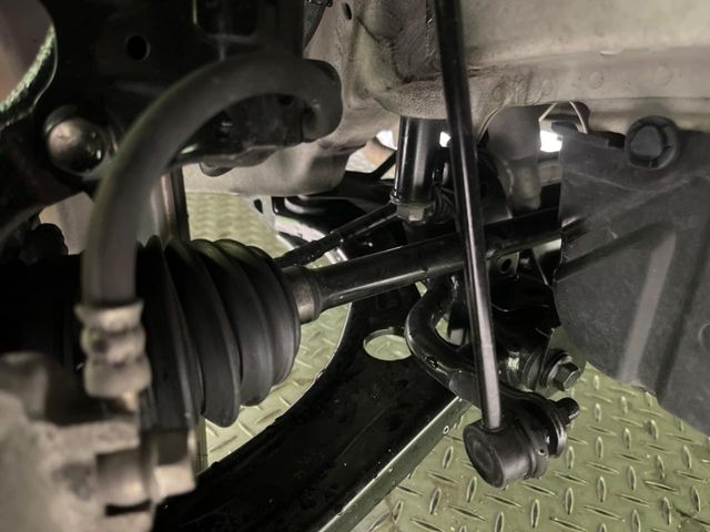 お車を安心してお乗りいただく為には、足回りの定期点検が欠かせません。サービスサポート(有償保証)では無料点検もご提供しており、安心のカーライフをお過ごしいただけるサポート体制が整っています。