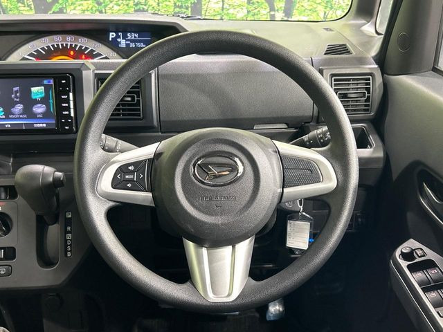 �C���e���A�ɍ��킹���f�U�C���̃X�e�A�����O�́A�^�]�������̂��Ƃ��l���A�^�]���₷���`��A�傫���ł��B�����x�A���ۂɐG���Ă��m���߂��������B