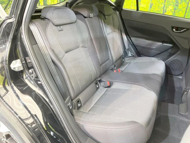 広々とした2列目シートは居住性が高く、居心地も快適!友達や家族とのお出かけにぴったりです。ベビーシートやチャイルドシート使用時も快適にお過ごしいただける十分な空間を確保しています。