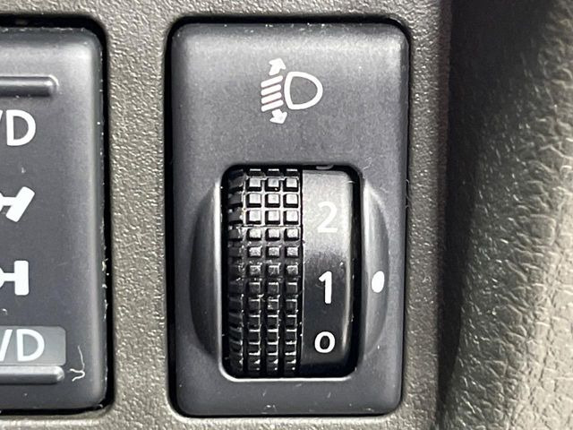 【ヘッドライトレベライザー】荷物等により車の姿勢ごとヘッドライトが上向きになってしまう時に活躍します。レベライザーによって、上向きとなってしまったロービームの照らす方向を下向きにします。