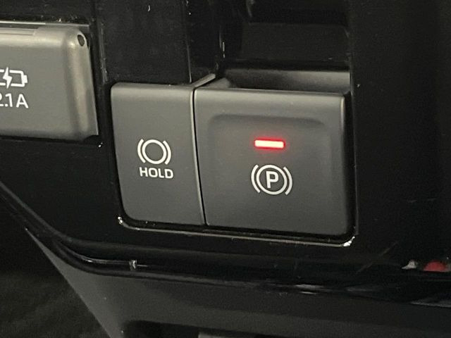 【電動パーキングブレーキ】パーキングブレーキは便利な電動式!ボタン一つで操作でき、アクセルを踏めば自動で解除されます