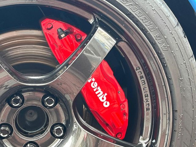 【ブレンボ製キャリパー】ハイパワー車両には強力なブレーキが必須!世界のスーパーカーにも採用されるイタリアの高級メーカー「ブレンボ」を装着!色鮮やかなキャリパーがスポーティな印象を引き立てます♪