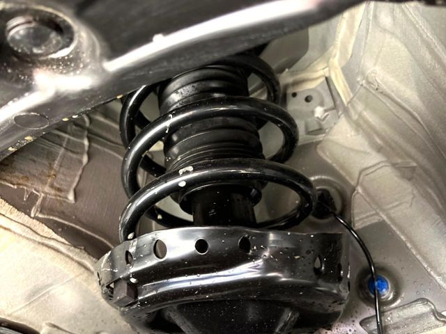 お車を安心してお乗りいただく為には、足回りの定期点検が欠かせません。サービスサポート(有償保証)では無料点検もご提供しており、安心のカーライフをお過ごしいただけるサポート体制が整っています。
