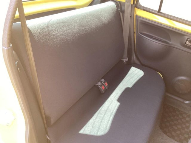後部座席も気になるようなキズ・汚れやへたり等、大きなダメージはなく、良好な状態です。