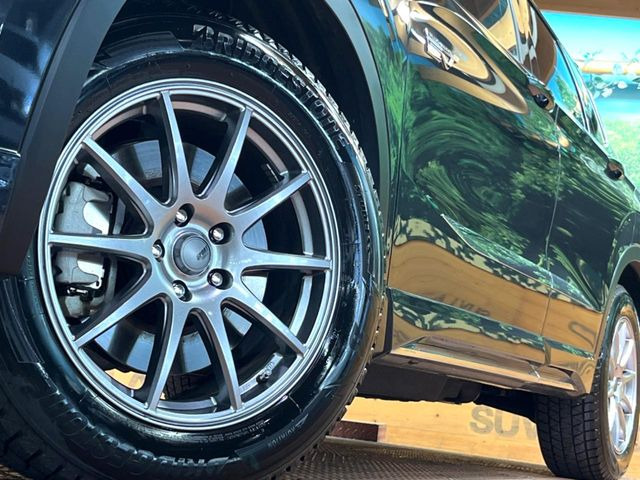 【18インチアルミホイール】外観にマッチしたアルミホイールを装着しております。各種アルミホイールや、スタッドレスタイヤも取扱いしております。是非ご相談ください♪