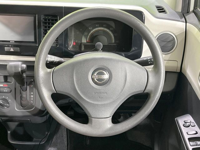 �C���e���A�ɍ��킹���f�U�C���̃X�e�A�����O�́A�^�]�������̂��Ƃ��l���A�^�]���₷���`��A�傫���ł��B�����x�A���ۂɐG���Ă��m���߂��������B